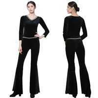 Черный лонгслив, громкоговоритель, бархатные штаны-клёш