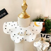 Темно -серые изогнутые лунные крылья