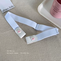 Белая кошка лапа