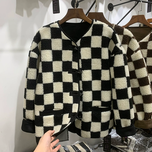 Утечка прозрачной утечки склада, чтобы снять хвост одиночной крупно известной женской шахматной доски для внешней торговли