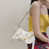 Белый [с цепью отделки шелкового шарфа]