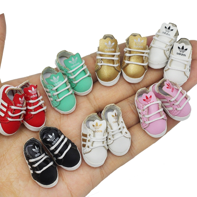 taobao agent OB11 baby clothing, shoes, sneakers, three -leaf grass stripe white sneakers shoes