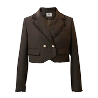 Короткий костюм женского рода