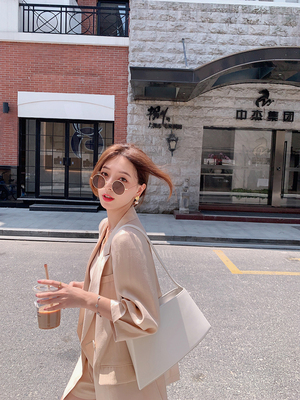 taobao agent Xia Shiwen customized summer loose temperament silk light, thin, comfortable, high -leg short pants female