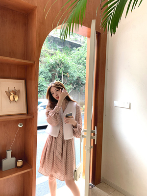 taobao agent Retro shiffon autumn dress, long skirt, French retro style, flowered, bright catchy style, mid-length, maxi length