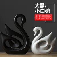 Северный большой черный и маленький белый лебедь