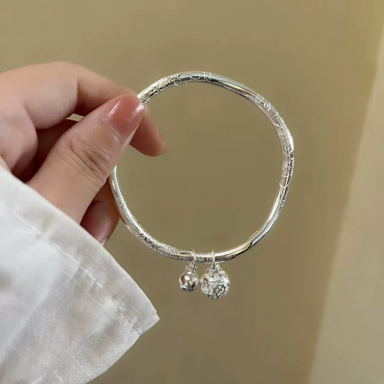 Серебряный браслет, волнистый этносвязанный маленький колокольчик, этнический стиль, простой и элегантный дизайн