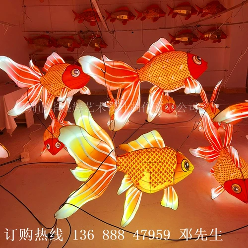 Светящаяся карпа ручной работы, золотая рыбка Koi -форма красочная лампа на открытом воздухе в середине фестиваля