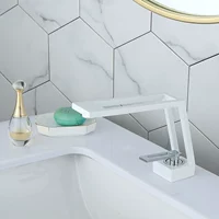 Пустого белого и серебристого