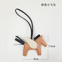 Коричневые белые крылья маленькая летающая лошадь