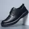 Giày đầu bếp nam chống trượt chống thấm nước ở công trường giày làm việc giày da thông thường giày đế mềm lái xe giày đen nhỏ giày nam hợp thời trang 
