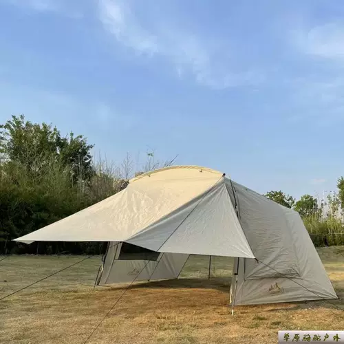 Задняя палатка внедорожника на открытом воздухе.