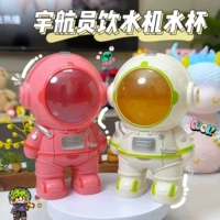 Астронавт в водоснабжении водой