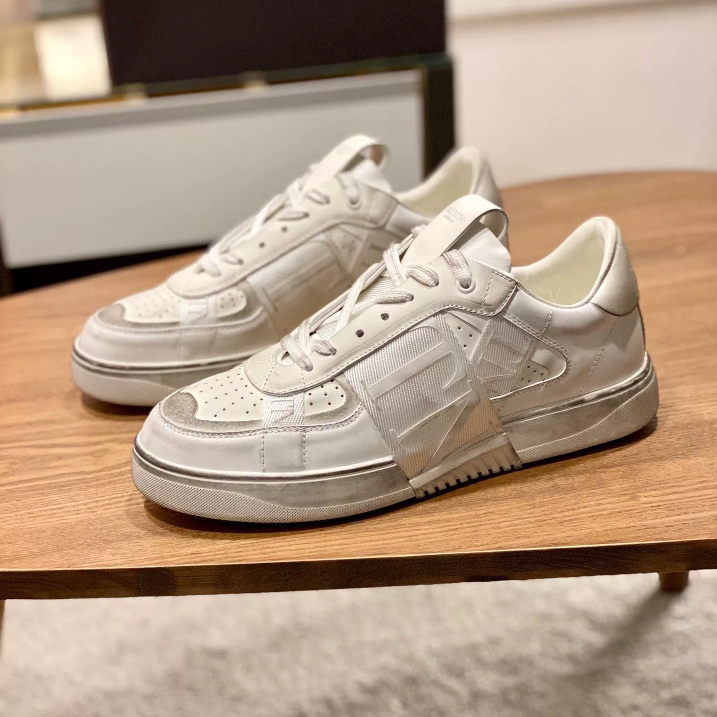 Спортивные ретро-белые низкие кеды Valentino/