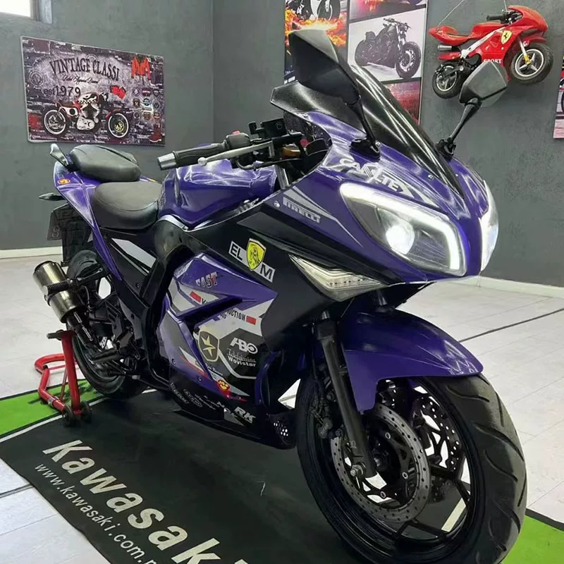 Мотоцикл Kawasaki Ninja R3 — спортивный взрослый байк, несколько цветовых вариантов, разрешён для регистрации