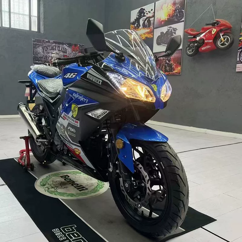 Мотоцикл Kawasaki Ninja R3 — спортивный взрослый байк, несколько цветовых вариантов, разрешён для регистрации