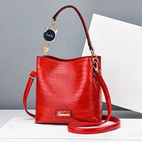 Два великих красных