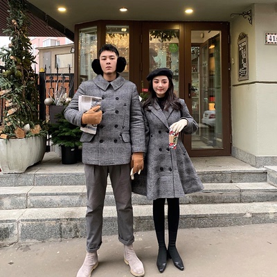 taobao agent Doggyqin walks on the streets/classic checkered high wool couple coats in Madrid]