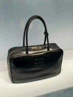 Длинная черная ручка