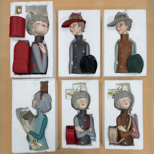 Небольшое количество пузырьки для хранения хранения макияжа, современные девушки -бабочки относительно большие