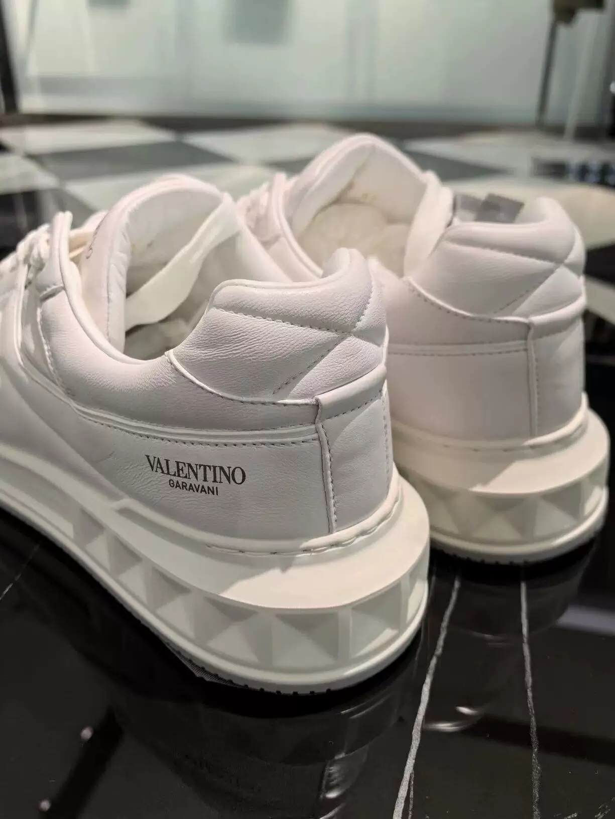 Белые низкие туфли на отдых для мужчин и женщин Valentino