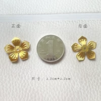 Два железных кусочка золотистых цветов