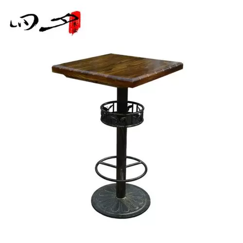 Карбонизированный пожар сгорел деревянный бар