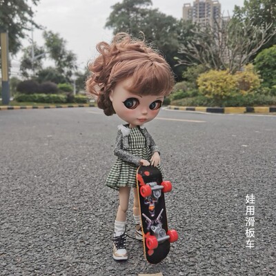 taobao agent BJD SD doll 6 -point small cloth BLYTHE skateboard baby with daily wind camera props house decoration accessories