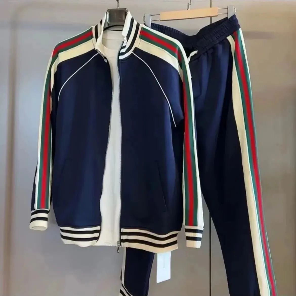 Fréijoer an Hierscht Nei Männer Trendy Villsäiteg Sportartikelen Europäesch High-End Faarfblock Cardigan Stand-up Kraag_voghion.com
