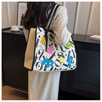 Пять медведей выложены двумя слоями.