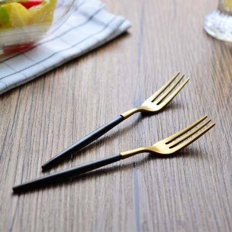 经过精致的打磨出细腻的质感而成的一款两齿叉子,黑柄的设计带来更高