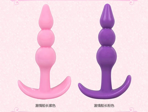 Мужчины и женщины используют анальное мастурбационное устройство труба на заднем дворе анальный вил.