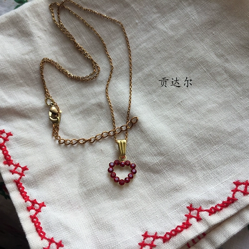 Старые времена осветили старое подвесное ожерелье в форме красного алмаза.