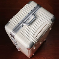 Белый матовая алюминиевая рама добавляет толстые модели