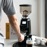 AG GRINDER -600 Итальянский электрический кофейный кофейный управление и шлифовальным аппаратом -это количественная 64 -мм лезвия.