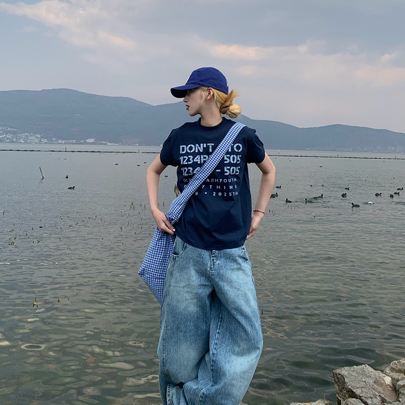 Tシャツを着用したモデル