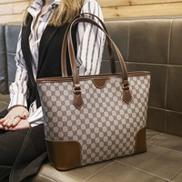 Браун имеет перегородку назад, чтобы быть втянутой цепной сумкой,