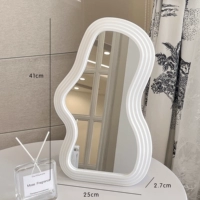 Белое кривое облачное зеркало