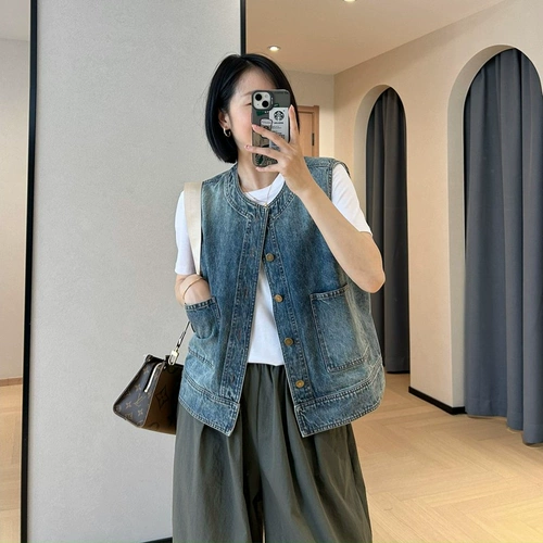 Джинсовый жилет, летняя куртка без рукавов, круглый воротник, яркий броский стиль, по фигуре