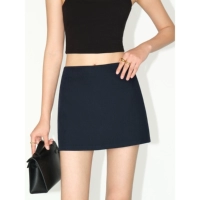 Пятно темно -синей юбки