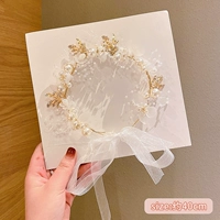 Белый ободок из жемчуга, манекен головы, в цветочек