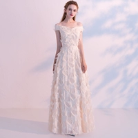 Длинный, цвета шампанского, открытые плечи