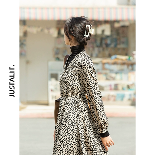 Просто зажженная сбалансированная дикая сладкая леопардовая юбка v -neck ящики маленькая складка талия -линейное платье 8 очков