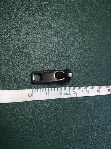 Золотые металлические аксессуары с молнией