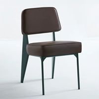 Два выстрела из двух кусочков темно -коричневой лапши без армии подлокотника