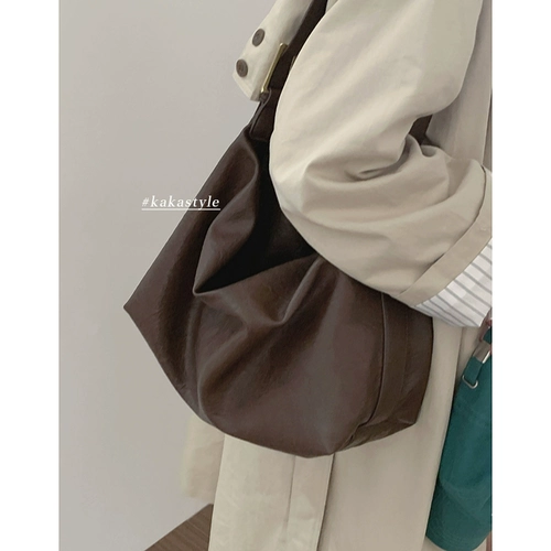 Вместительная и большая демисезонная модная сумка через плечо для отдыха, коллекция 2023