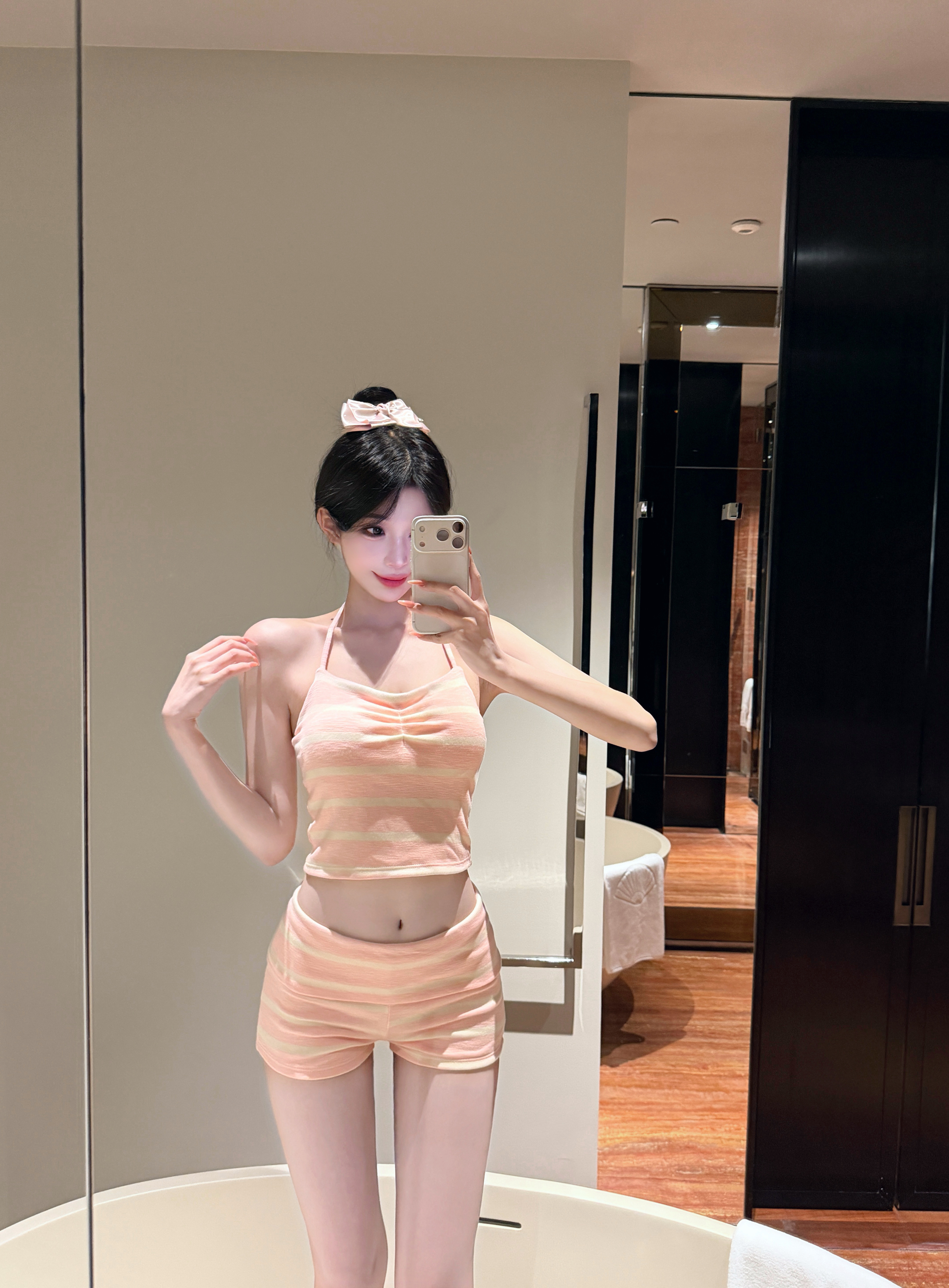 Set bikini tali leher gaya Perancis musim bunga musim panas 2026, penyokong dada kecil, mencerahkan kulit, seluar renang potongan lurus