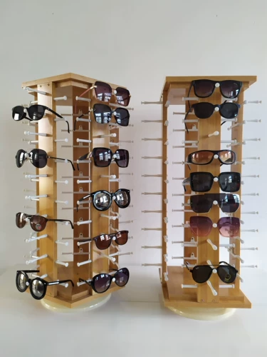 Окрашенные очки дисплея столовая стола -типа вращающиеся солнцезащитные очки.