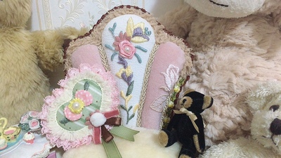 taobao agent Doll mini petal sofa with love pillow with love pillow