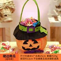 В бархатной пакете тыква (край юбки)